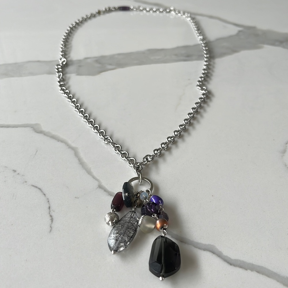 Pendant necklace.